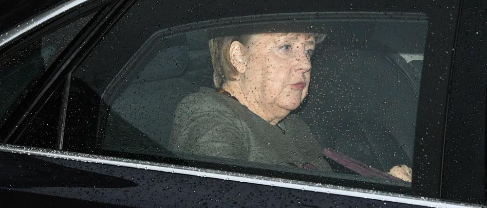 Bundeskanzlerin Angela Merkel (CDU) kommt am Mittwoch in Berlin zu einem Treffen der Partei- und Fraktionschefs von CDU, CSU und SPD in der Bayerischen Landesvertretung in Berlin.