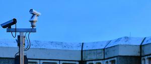 Überwachungskameras an der Justizvollzugsanstalt Plötzensee.