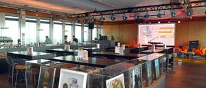 Die "Radioeins Dachlounge" in der 14. Etage des rbb-Fernsehzentrums am Theodor-Heuss-Platz.