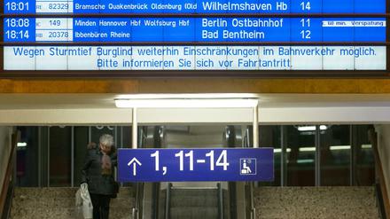 Auf "Einschränkungen im Bahnverkehr" wird am 03.01.2018 auf einer Anzeigentafel im Hauptbahnhof in Osnabrück hingewiesen.