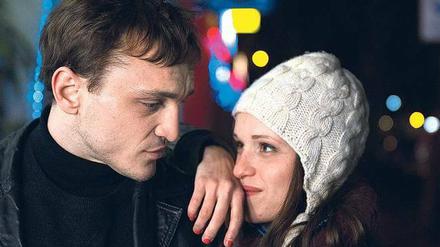 Wir zwei. Torsten (Franz Rogowski) glaubt, in Kitty (Kristin Suckow) seine Traumfrau gefunden zu haben. 