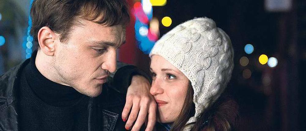 Wir zwei. Torsten (Franz Rogowski) glaubt, in Kitty (Kristin Suckow) seine Traumfrau gefunden zu haben. 