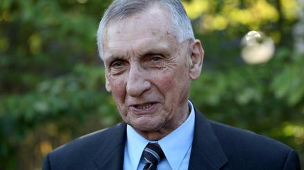 ARCHIV - Der erste Kommandeur der Antiterrorismuseinheit GSG 9, Ulrich Wegener, steht am 14.09.2012 in Bonn während einer Vorführung vor dem ehemaligen Kanzleramt. (zu dpa:"Früherer Kommandeur der GSG 9, Ulrich Wegener, gestorben" vom 03.01.2018) Foto: Oliver Berg/dpa +++(c) dpa - Bildfunk+++