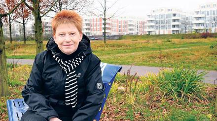 Zuhause im Osten. Durch das Wuhletal verläuft Petra Paus Walkingstrecke vor Plattenbau-Kulisse.