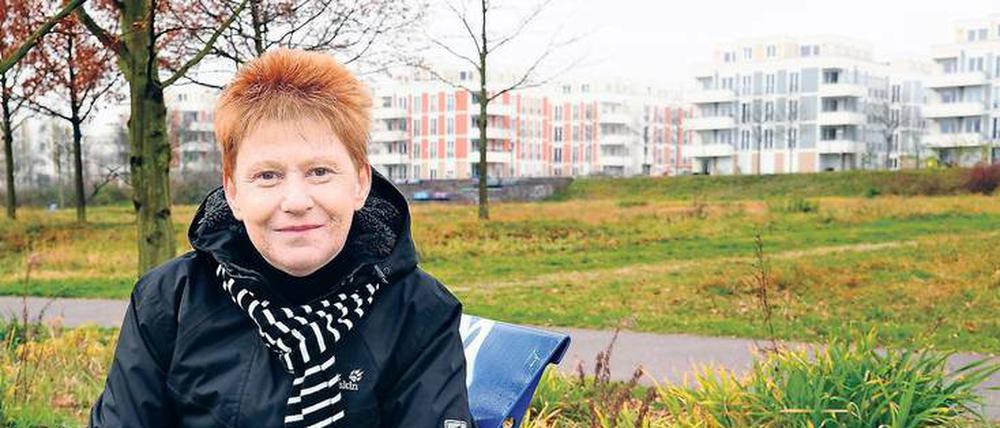 Zuhause im Osten. Durch das Wuhletal verläuft Petra Paus Walkingstrecke vor Plattenbau-Kulisse.