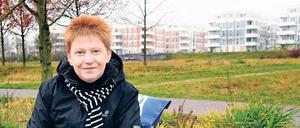 Zuhause im Osten. Durch das Wuhletal verläuft Petra Paus Walkingstrecke vor Plattenbau-Kulisse.