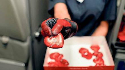 Noch rund eine Tonne Schokoherzen, die beim Aussteigen an Fluggäste verteilt worden sind, lagern bei Air Berlin. Der Insolvenzverwalter will sie jetzt zu Geld machen. Es gibt auch Servierwagen, Geschirr und einige kuriose Liebhaberobjekte.