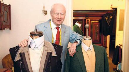 Maßschneider Günter Adam in im Frühjahr 2016 in seinem Atelier – kurz bevor der damals 80-Jährige in den Ruhestand ging. 