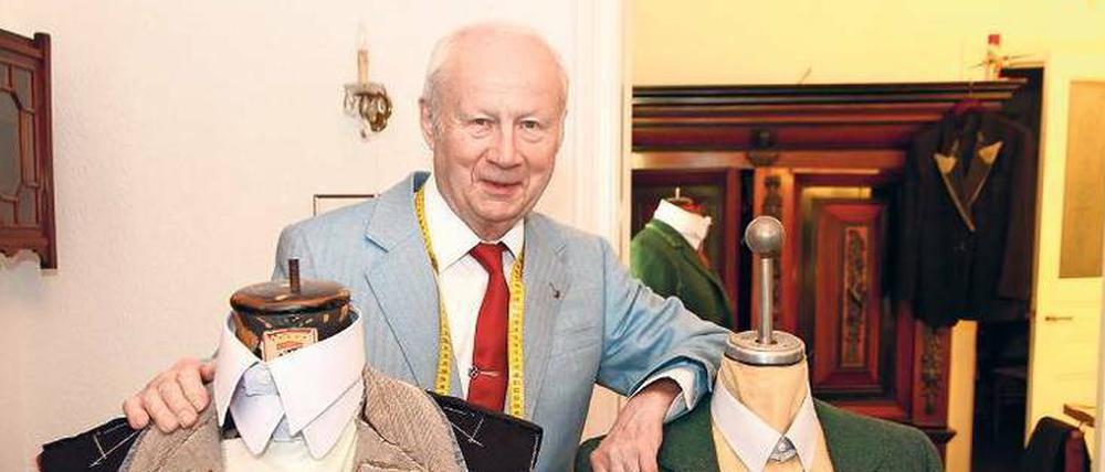 Maßschneider Günter Adam in im Frühjahr 2016 in seinem Atelier – kurz bevor der damals 80-Jährige in den Ruhestand ging.