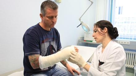 Folgen einer Nacht. Michel Lorke und Ariane Asmus, Oberärztin Handchirugie im Unfallkrankenhaus Marzahn.