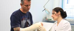 Folgen einer Nacht. Michel Lorke und Ariane Asmus, Oberärztin Handchirugie im Unfallkrankenhaus Marzahn.