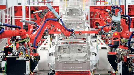 Fehler im System. Weil die Produktion noch nicht rundläuft, schafft Tesla erst zum Ende des zweiten Quartals 2018 eine wöchentliche Menge von 5000 Fahrzeugen.