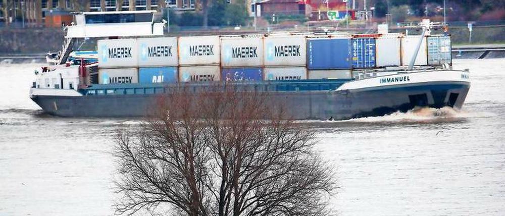 Land unter: Während die ersten Bäche im Schwarzwald bereits wieder abschwellen, werden die höchsten Pegelstände an Rhein, Main und Mosel erst am Wochenende erwartet.