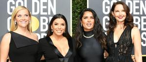 Zeichen in Schwarz: Reese Witherspoon, Eva Longoria, Salma Hayek and Ashley Judd (von links) bei den Golden Globes.