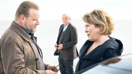 Crossover am Strand: „Friesland“-Kommissar Brockhorst (Felix Vörtler, l.) mit den Münsteranern Springer (Rita Russek) und Wilsberg (Leonard Lansink). 