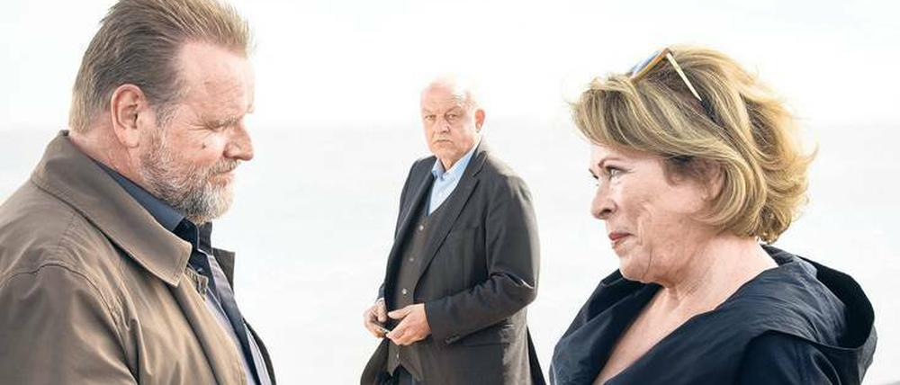 Crossover am Strand: „Friesland“-Kommissar Brockhorst (Felix Vörtler, l.) mit den Münsteranern Springer (Rita Russek) und Wilsberg (Leonard Lansink). 