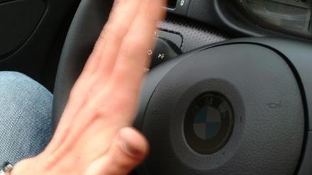 Häufiges Szenario auf Berliner Straßen: Eine Hand auf der Hupe.