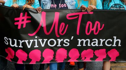 Silhouetten des Protests. Frauen demonstrieren bei einem #MeToo-Marsch in in Los Angeles gegen sexuelle Gewalt und Belästigung.
