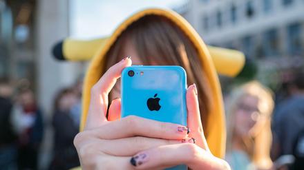 Eine junge Frau mit einem iPhone. 