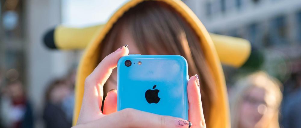 Eine junge Frau mit einem iPhone.