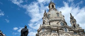 Das Martin-Luther-Standbild auf dem Neumarkt in Dresden (Sachsen) neben der Frauenkirche