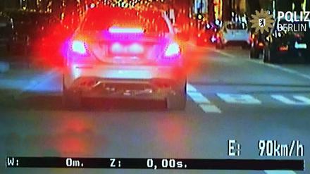 Tempo 90 auf dem Kudamm: Die vorerst letzte Fahrt dieses Mercedes-Besitzers. Auto und Führerschein kassierte die Polizei.