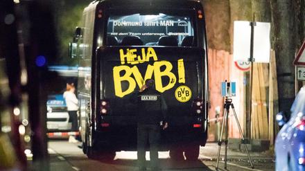 Der Mannschaftsbus des BVB wurde durch drei Explosionen beschädigt. Ein Polizist und BVB-Verteidiger Marc Bartra wurden verletzt.