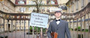 Am Rosa-Luxemburg-Gymnasium in Pankow wird „Die Feuerzangenbowle“ als Musical mit Schüler Elias Schockel als Hauptdarsteller aufgeführt.