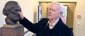 Besuch bei der Stasi. Während seines Berlin-Besuch tätschelte Schriftsteller John le Carré auch diese Marx-Büste in der einstigen Zentrale des Ministeriums für Staatssicherheit. 