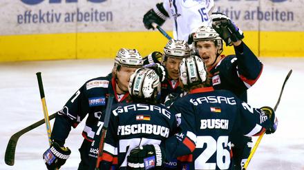 Wollen wieder jubeln. Die Eisbären freuen sich über ein Busch-Tor gegen Iserlohn.