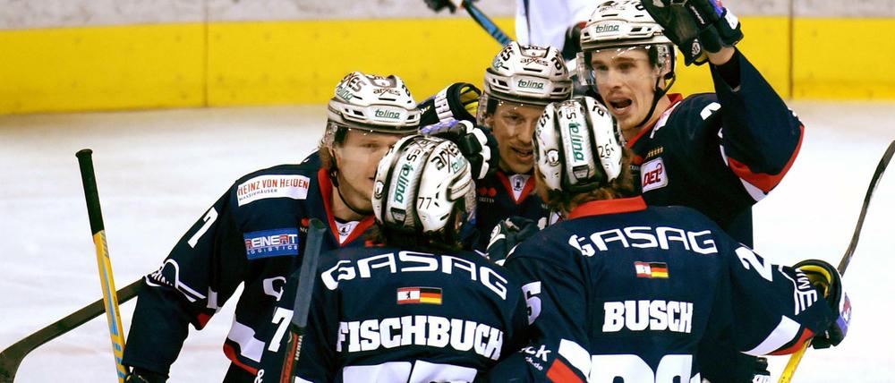 Wollen wieder jubeln. Die Eisbären freuen sich über ein Busch-Tor gegen Iserlohn.