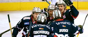 Wollen wieder jubeln. Die Eisbären freuen sich über ein Busch-Tor gegen Iserlohn.