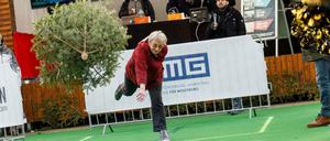 Auch eine Art, den nadelnden Baum zu entsorgen: beim Weihnachtsbaum-Weitwurf-Wettbewerb am Samstag in Wolfsburg. 