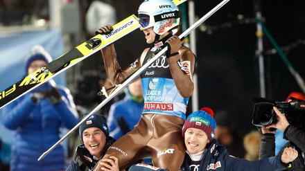 Es lebe der König. Kamil Stoch feiert seinen Grand Slam auf den Schultern der Teamkollegen.
