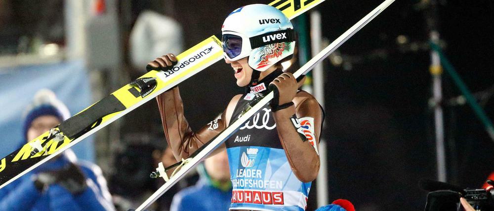 Es lebe der König. Kamil Stoch feiert seinen Grand Slam auf den Schultern der Teamkollegen.
