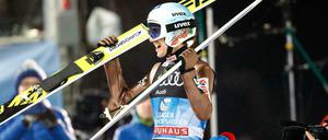 Es lebe der König. Kamil Stoch feiert seinen Grand Slam auf den Schultern der Teamkollegen.