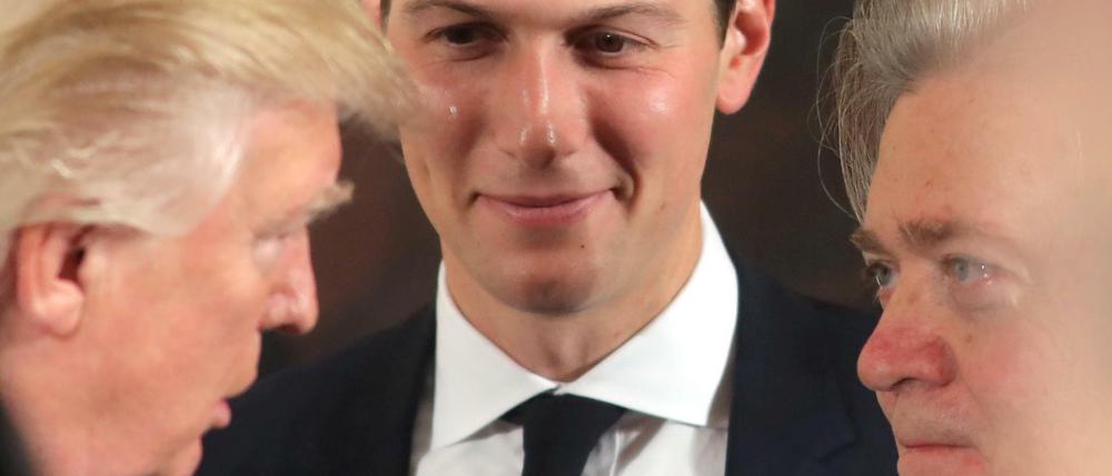 Kampf um Einfluss auf den Präsidenten bis zur gegenseitigen Vernichtung: Schwiegersohn Jared Kushner und Chefstratege Steve Bannon (rechts).