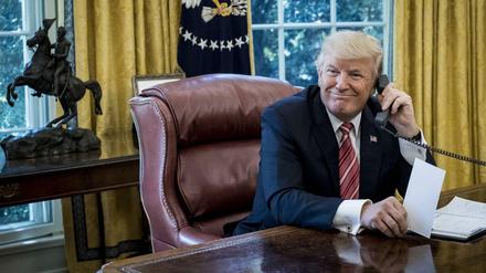 Bereit für ein Telefonat. Donald Trump - hier im Sommer vor einem Gespräch mit dem irischen Ministerpräsidenten.