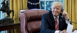 Bereit für ein Telefonat. Donald Trump - hier im Sommer vor einem Gespräch mit dem irischen Ministerpräsidenten.