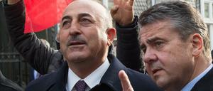 Zwei Außenminister in der Innenstadt von Goslar: Sigmar Gabriel (SPD) und sein türkischer Amtskollege Mevlüt Cavusoglu (links).