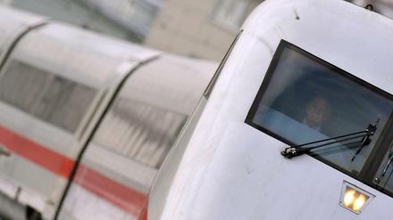 Ein ICE am Berliner Hauptbahnhof ein.