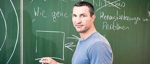 Ein A-Plus-Promi! Wladimir Klitschko doziert vor einer Oberstufenklasse.