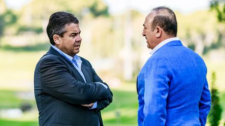 Sonnenscheindiplomatie: Anfang November besuchte Außenminister Sigmar Gabriel (SPD) seinen Kollegen Mevlüt Cavusoglu in Antalya.