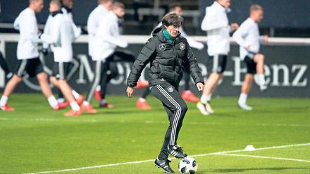 Was soll das? Auch Bundestrainer Joachim Löw kann sich mit dem neuen Wettbewerb für Nationalmannschaften nicht anfreunden. 
