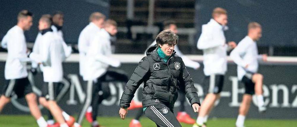 Was soll das? Auch Bundestrainer Joachim Löw kann sich mit dem neuen Wettbewerb für Nationalmannschaften nicht anfreunden.
