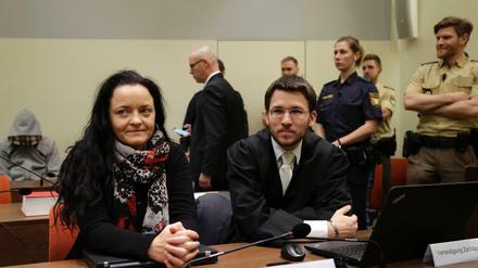 Die Angeklagte im NSU Prozess, Beate Zschäpe, sitzt am 20.12.2017 neben ihrem Anwalt Mathias Grasel im Oberlandesgericht in München (Bayern).