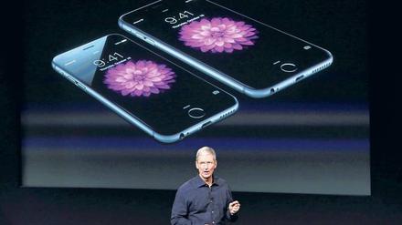 Lücke im Apfel. Auch Apple-Geräte wie das iPhone sind vom Sicherheitsleck bei Prozessoren betroffen. Dem kalifornischen Konzern zufolge ist bisher aber kein Fall bekannt, in dem Hacker die Lücken ausnutzten. 