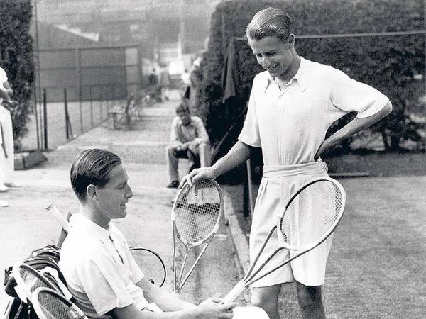 Freunde überall. Gottfried von Cramm (auf der Bank mit H.W. Austin in Wimbledon.