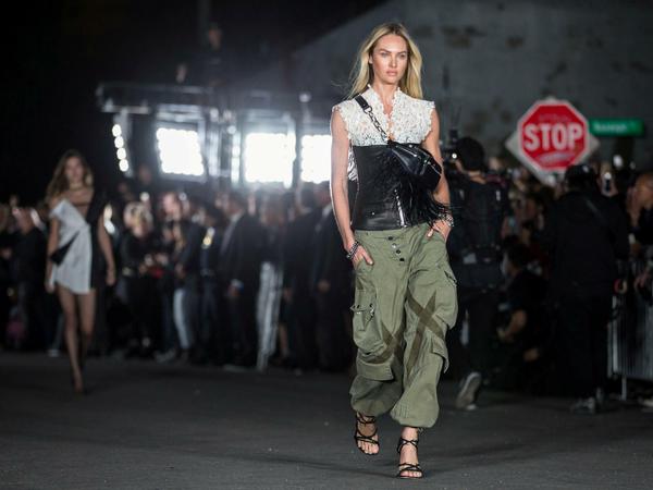 Funktionskleidung wie Cargohosen gab es auch bei Designer Alexander Wang.
