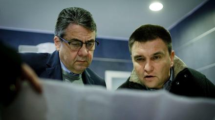 Landkarte des Krieges: Der ukrainische Außenminister Pawlo Klimkin (rechts) zeigt seinem deutschen Amtskollegen Sigmar Gabriel eine Karte der Ostukraine. 